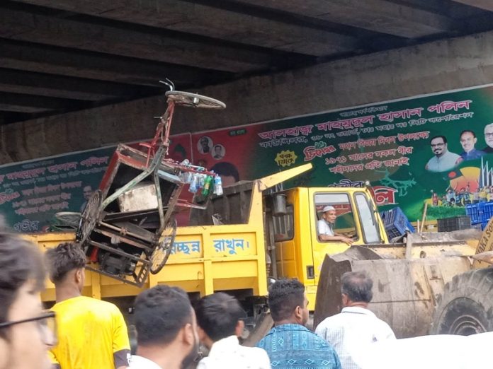 ডেমরায় অবৈধ দোকানপাট উচ্ছেদ করতে ডিএসসিসির অভিযান